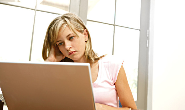 Thói quen làm việc quá nhiều trước máy vi tính trong thời gian dài sẽ khiến mắt bị rơi vào tình trạng khô, mỏi. 