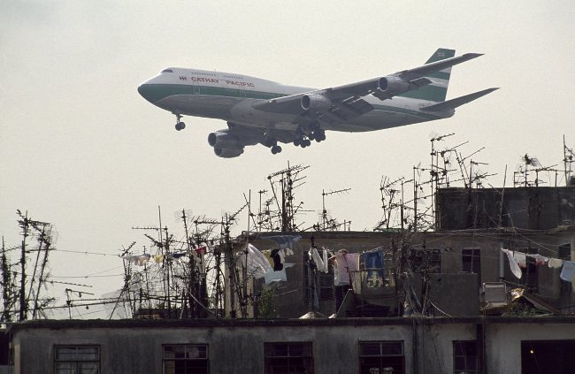 Vì sân bay ở quá gần Kowloon nên các tòa nhà chỉ có tối đa 13 – 14 tầng. Vì sân bay ở quá gần Kowloon nên các tòa nhà chỉ có tối đa 13 – 14 tầng.