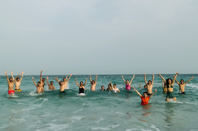 Không bao giờ đi bơi 1 mình Không bao giờ đi bơi 1 mình