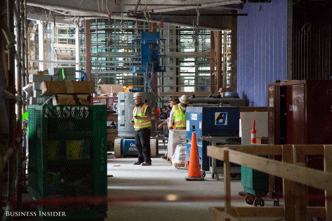 Hơn 700 công nhân đang nỗ lực làm việc không ngừng nghỉ để kịp khánh thành Salesforce Tower vào tháng 7 năm 2017