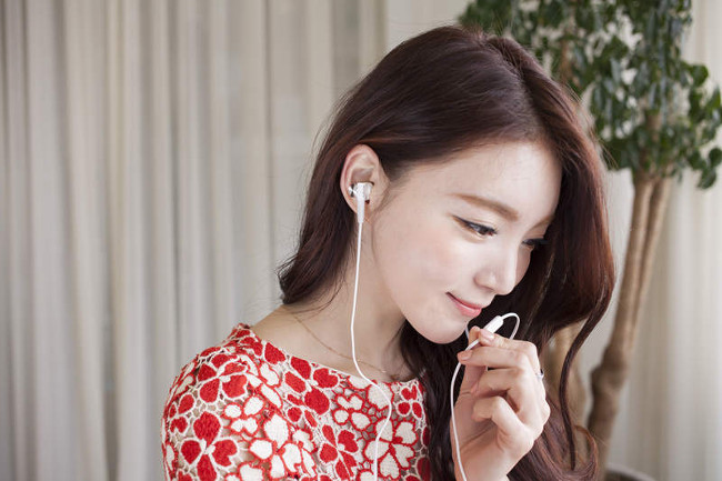 Đeo tai nghe trực tiếp vào tai