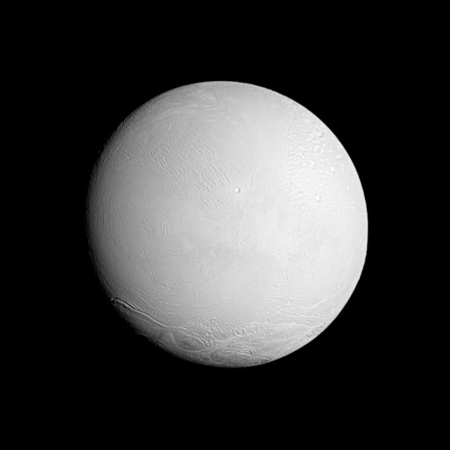 Mặt trăng Enceladus của Sao Thổ được chụp bởi tàu vũ trụ Cassini