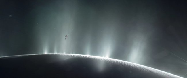 Tàu vũ trụ Cassini bay xuyên qua luồng hơi nước trên bề mặt Enceladus