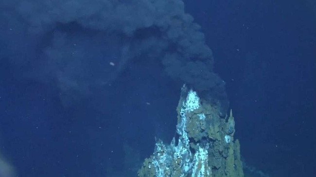 Những vết nứt đang phóng hàng chùm vật chất lên không trung trên bề mặt của vệ tinh này.