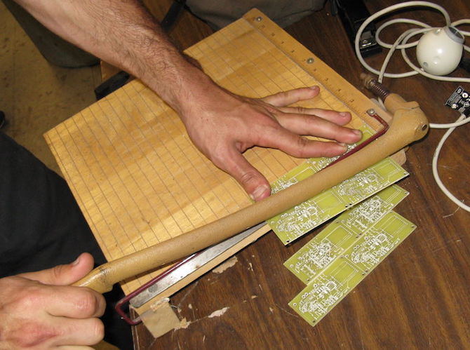 Cắt bảng mạch bằng dao cắt giấy