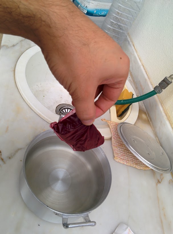 Cho thuốc nhuộm vào nồi nước đã sôi Cho thuốc nhuộm vào nồi nước đã sôi