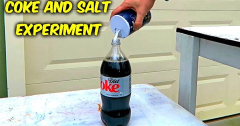 Thả muối vào Coca thu được kết quả khiến ai cũng bất ngờ