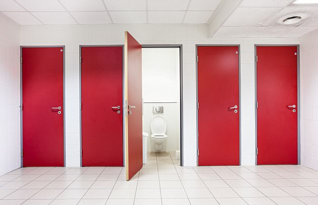 Nên chọn buồng nào ở nhà vệ sing công cộng 