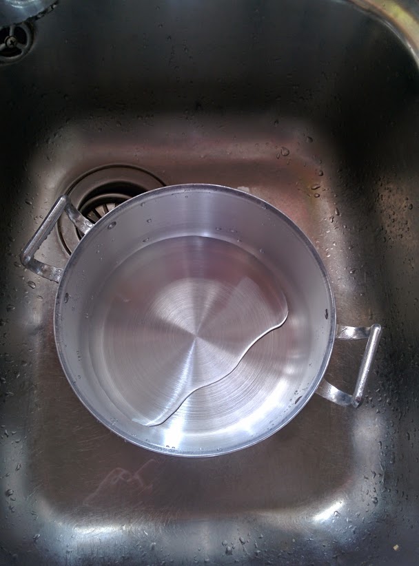 Rửa sạch nồi  Rửa sạch nồi