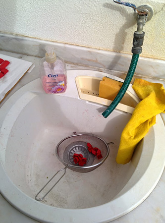 Rửa lại phím với xà phòng Rửa lại phím với xà phòng