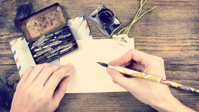 Viết thư cho người thân bằng tay (hay bằng máy đánh chữ) Viết thư cho người thân bằng tay (hay bằng máy đánh chữ)