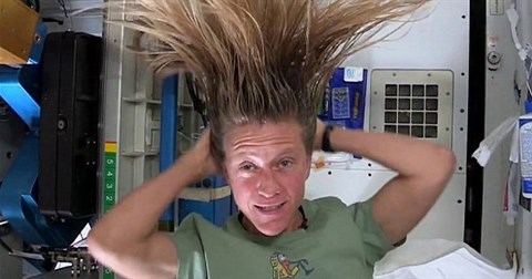 Các phi hành gia gội đầu ngoài không gian như thế nào?