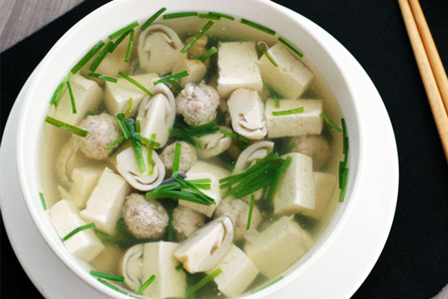 Canh hẹ nấu thịt là món ăn giải nhiệt rất tốt cho mùa hè Canh hẹ nấu thịt là món ăn giải nhiệt rất tốt cho mùa hè