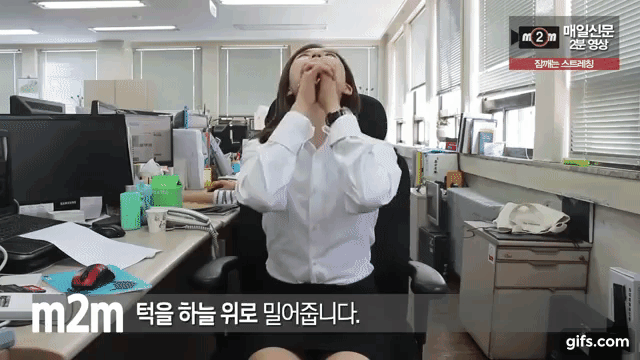 Đẩy tay lên cổ 