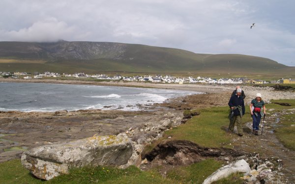 Bãi biển làng chài Dooagh trơ trọi đá sau khi hàng trăm tấn cát biến mất 
