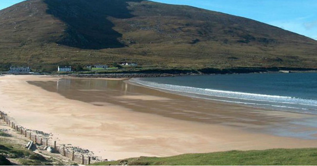 Bãi biển làng chài Dooagh trơ trọi đá sau khi hàng trăm tấn cát biến mất 