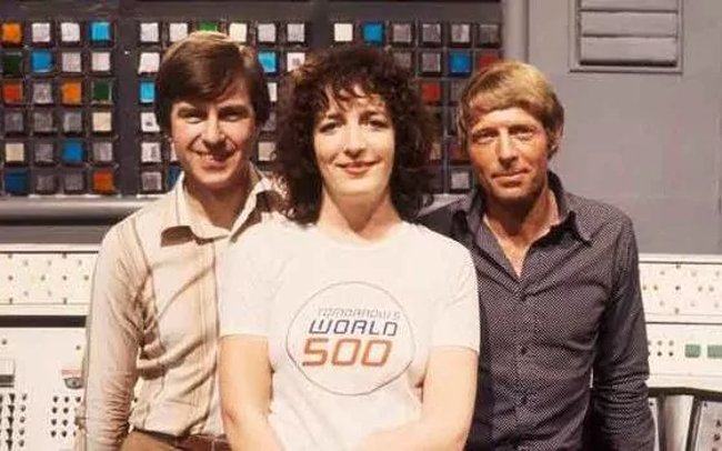 Michael Rodd, Judith Hann và William Woollard bắt đầu trình bày Tomorrow's World từ những năm đầu thập kỷ 70 Michael Rodd, Judith Hann và William Woollard bắt đầu trình bày Tomorrow's World từ những năm đầu thập kỷ 70