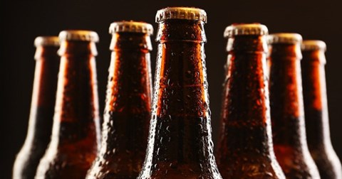 Người đàn ông Australia mượn càng cua để mở nắp chai bia