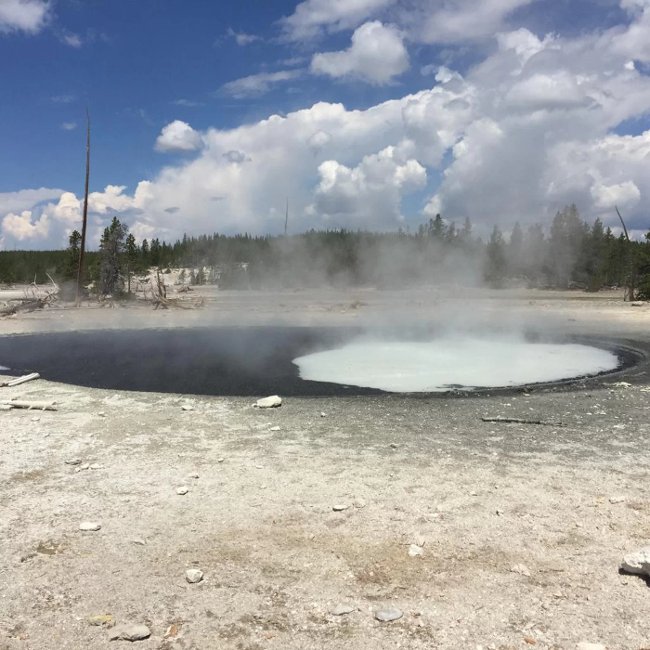 Hồ Cinder trong Vườn quốc gia Yellowstone