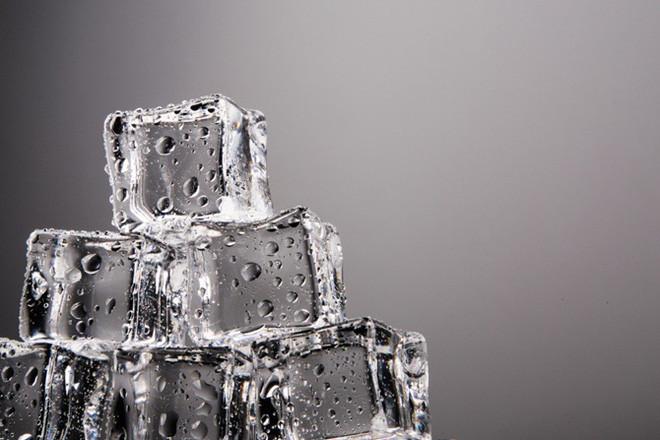 Các nhà sản xuất đá chuyên nghiệp sử dụng phương pháp đóng băng từng lớp để đảm bảo rằng khối đá có độ trong cao  Các nhà sản xuất đá chuyên nghiệp sử dụng phương pháp đóng băng từng lớp để đảm bảo rằng khối đá có độ trong cao