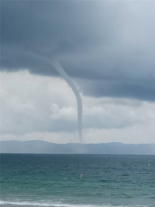 Vòi rồng cao chục mét trên biển Khánh Hòa ngày 10/5 