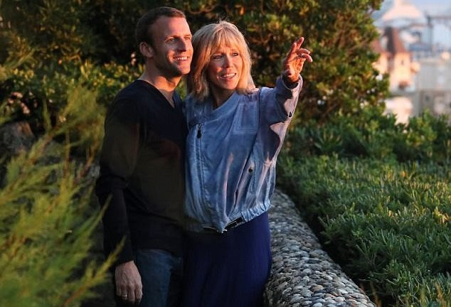 Ông Emmanuel Macron và vợ Brigitte Trogneux Ông Emmanuel Macron và vợ Brigitte Trogneux