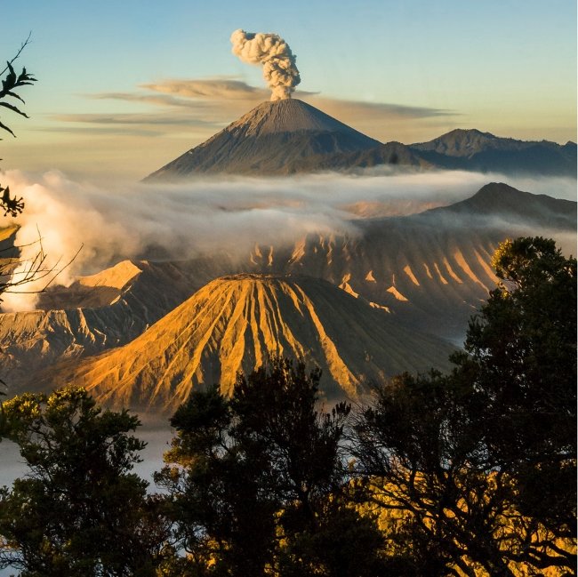 Núi Bromo là một ngọn núi lửa còn hoạt động ở Indonesia. Núi Bromo là một ngọn núi lửa còn hoạt động ở Indonesia.
