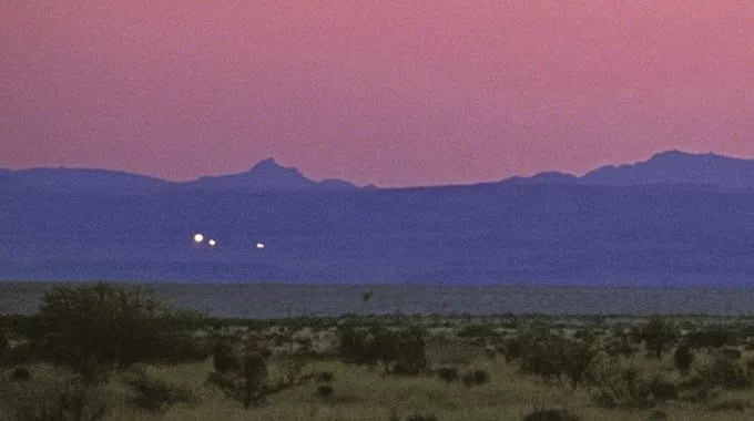 Những quả cầu ánh sáng bí ẩn tại Texas