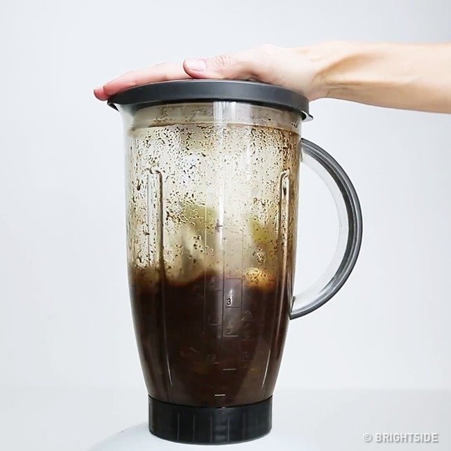 Thêm một ít nước và trộn đều tất cả các thành phần trên bằng máy xay.