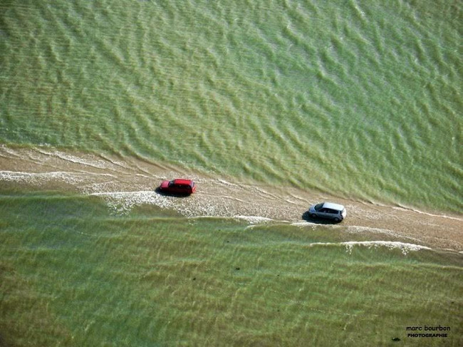 Không ít ô tô đã bị nhấn chìm trong biển nước