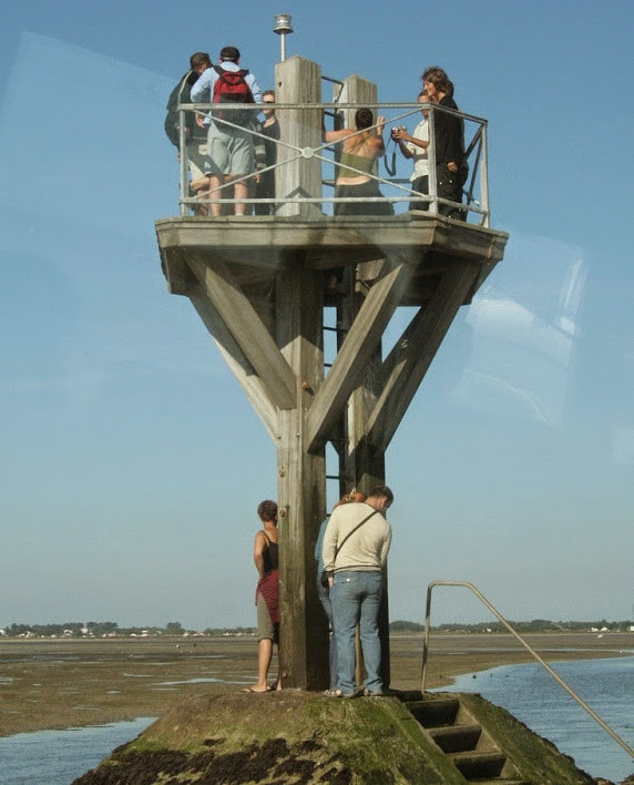 Du khách trèo lên các tháp cứu hộ để tránh thủy triều   Du khách trèo lên các tháp cứu hộ để tránh thủy triều