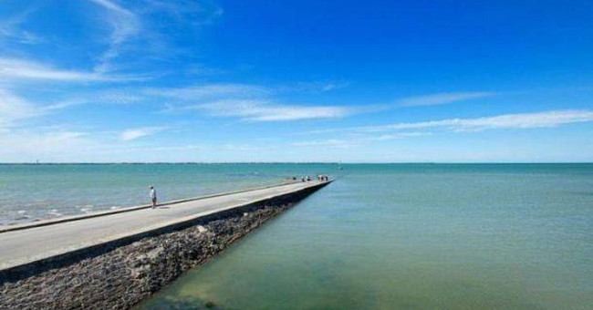 Con đường kì lạ cứ 1 ngày biến mất 2 lần trên bờ biển Đại Tây Dương Con đường kì lạ cứ 1 ngày biến mất 2 lần trên bờ biển Đại Tây Dương