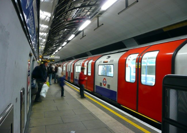 Khi đi du lịch dưới hầm London, bạn có thể nghe nhạc cổ điển trong lúc đợi tàu.