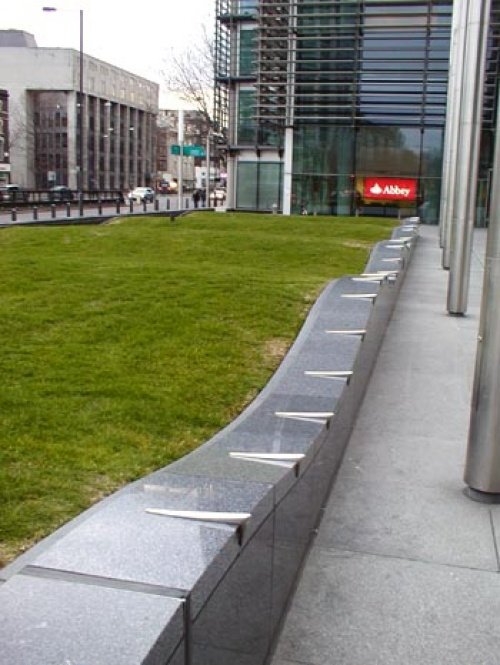 Vật trang trí được đặt trên các cạnh của những bức tường thấp ngăn ngừa thanh thiếu niên trượt ván