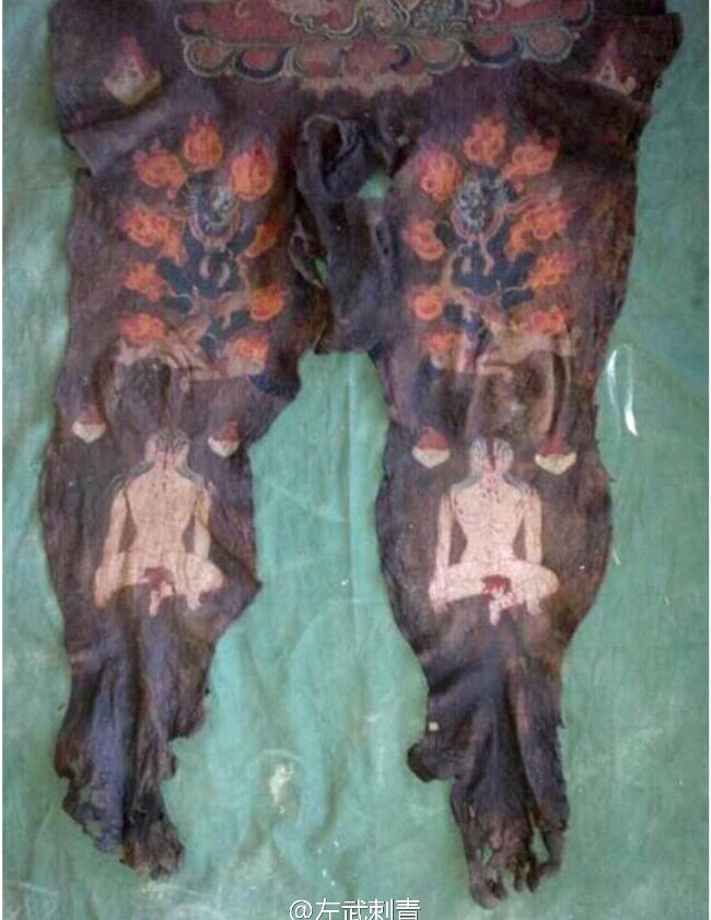 Tất cả các bộ phận trên cơ thể được xăm kín bởi nhiều hình khác nhau