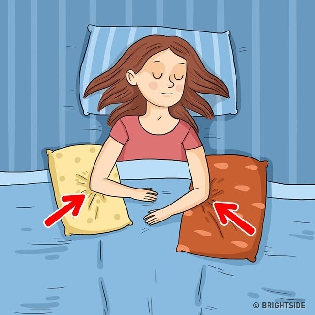 Đặt gối dưới cánh tay trước khi ngủ