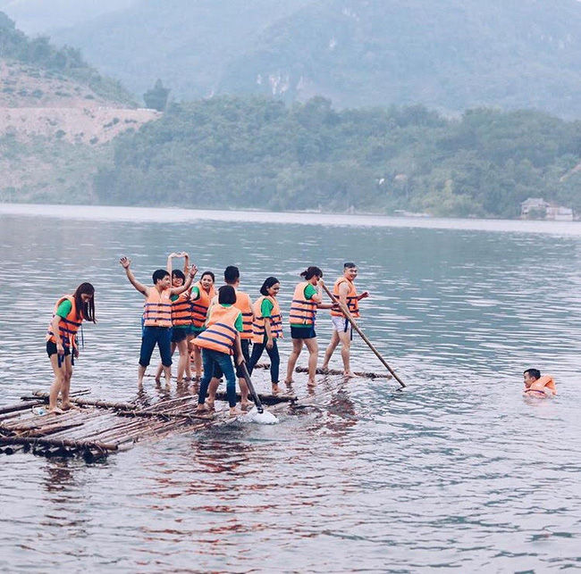 Chèo thuyền để khám phá lòng hồ sông Đà tại Thung Nai