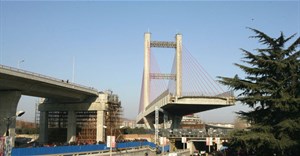 Cầu 15.000 tấn quay 120 độ trong 3 tiếng ở Trung Quốc