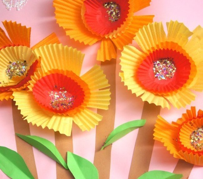 Hoa giấy từ miếng lót bánh cupcake