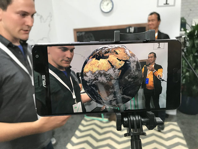 Có thể điều chỉnh quả địa cầu khi xem Có thể điều chỉnh quả địa cầu khi xem