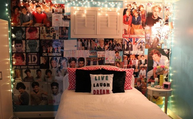 Bức tường phòng ngủ đầy poster và hình ảnh thần tượng