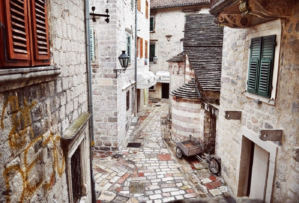 Một góc của mê cung đường phố của thị trấn ven biển Kotor