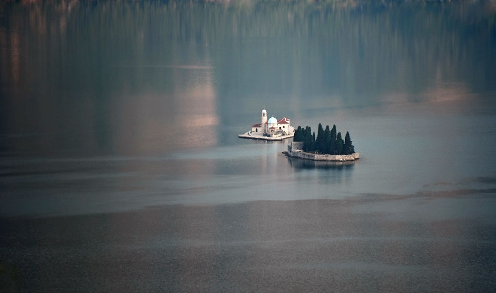 Đảo Gospa od Skrpjela và đảo tu viện St George nằm ở trung tâm Vịnh Kotor