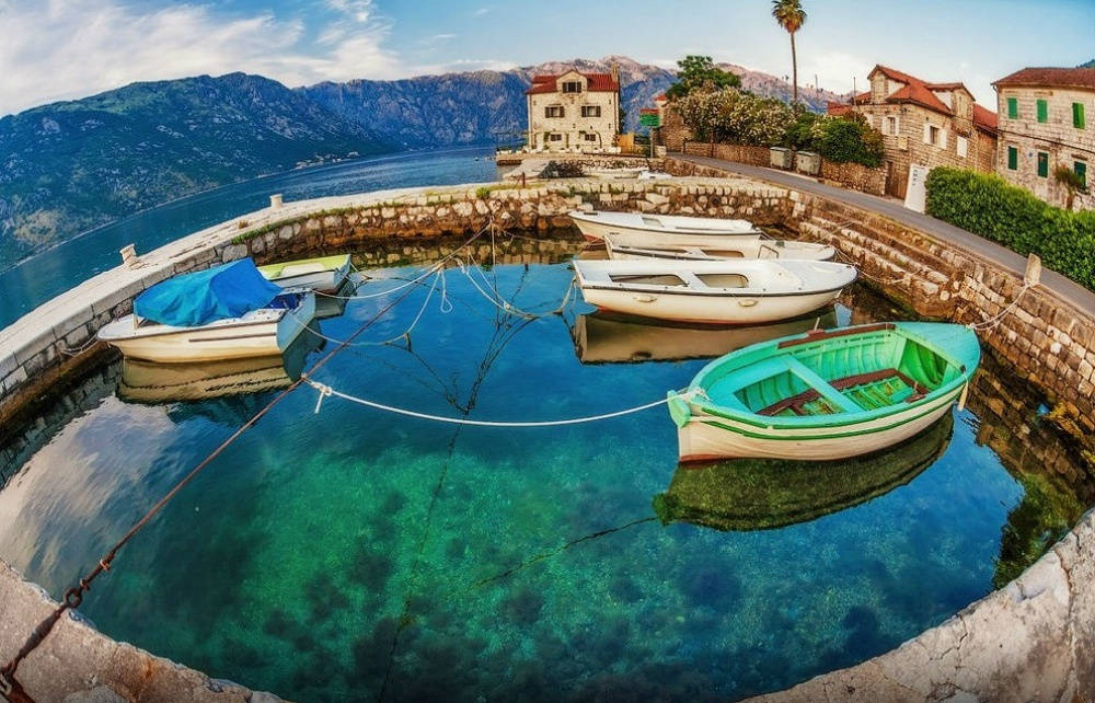 Ở Montenegro, tàu thuyền là một phương tiện đi lại thuận tiện giúp bạn có thể chiêm ngưỡng nhiều cảnh đẹp nơi đây