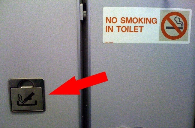 Tại sao lại có chiếc gạt tàn trong toilet trong khi hút thuốc bị cấm trên máy bay?  Tại sao lại có chiếc gạt tàn trong toilet trong khi hút thuốc bị cấm trên máy bay?