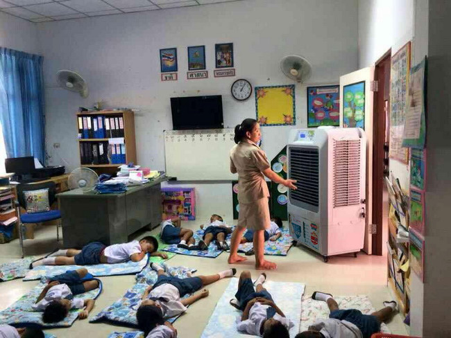 Không dùng quạt khi trẻ đang ra quá nhiều mồ hôi Không dùng quạt khi trẻ đang ra quá nhiều mồ hôi