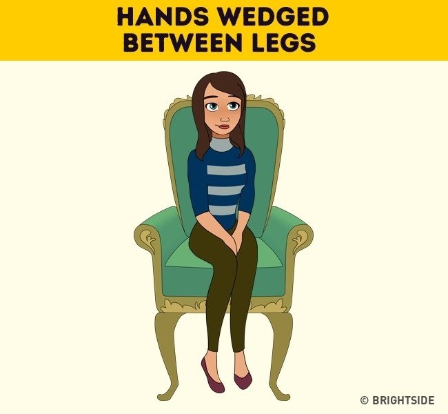 Hai tay đặt giữa hai chân Hai tay đặt giữa hai chân