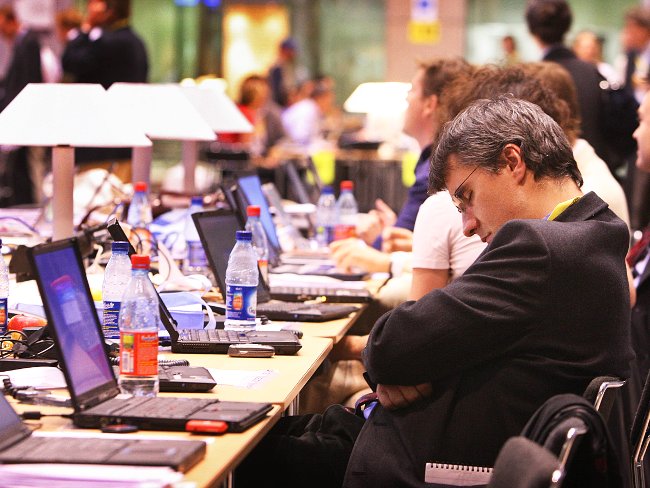 Sử dụng điện thoại hay máy tính khi đã lên giường ngủ Sử dụng điện thoại hay máy tính khi đã lên giường ngủ