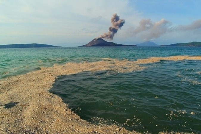 Dải đá bọt trên mặt biển Dải đá bọt trên mặt biển