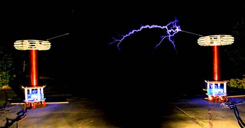 Cuộn Tesla vừa phóng điện lại còn biết hát